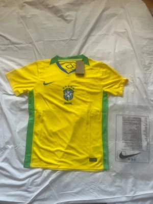 Brasilianska VM tröja 2026 Storlekar S,M - Väldigt snygg många andra modeller finns och storlekar passa på nu när det är varmt ute välj gärna postorder,instabox följ oss gärna på tiktok Scandinavia_market mer saker finns kolla vår profil skriv vilken storlek ni vill ha innan ni köper !!