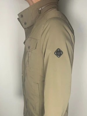 J.Lindeberg field jacket  - Säljer en ritkigt snygg och trendig J.Lindeberg field jacket i fint, storlek M, vid frågor är det bara att skriva //Gramenti