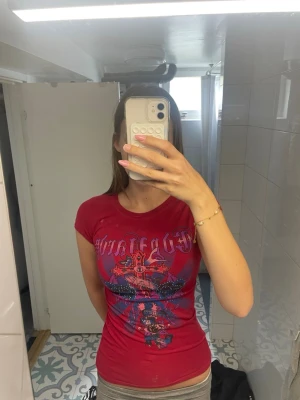 Ed Hardy tröja - Köpte second hand så utgår ifrån att den är fake! Har inga andra bilder, den har inget tryck på baksidan är bara röd