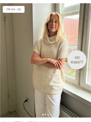 Beige stickad polo - Snygg beige stickad poncho med polokrage och korta ärmar. Oversized  och jättemysig. Den är i ONE SIZE men passar kanske bäst M och L. Använd en gång💕