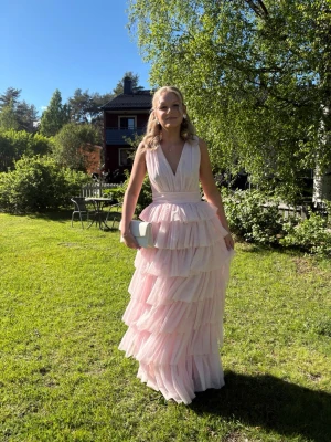 Ljusrosa volangklänning med v-ringning - Säljer nu min fantastiska balklänning från bubbleroom endast använd en gång🩷ny pris 1700kr