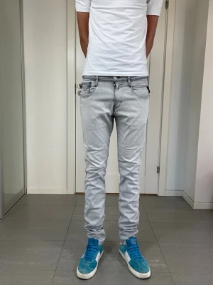 Replay Anbass Hyperflex Jeans  - Säljer nu dessa Replay Anbass Hyperflex Jeans, mått:ca 39,5 o 110 cm. skriv för fler bilder/frågor🙌🏼