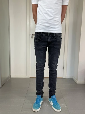 Replay Jeans  - Säljer nu dessa Replay Jeans, W29 o L32. Mått: ca 37 o 104 cm. skriv för fler bilder/frågor🙌🏼
