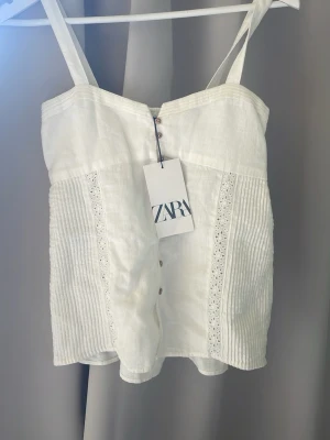 Zara topp - En helt ny topp från Zara med knappar och spets 😍