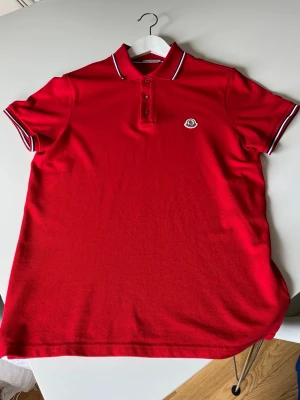 Moncler piké  - Sjukt snygg röd Moncler pike! Cond 9/10 flawless