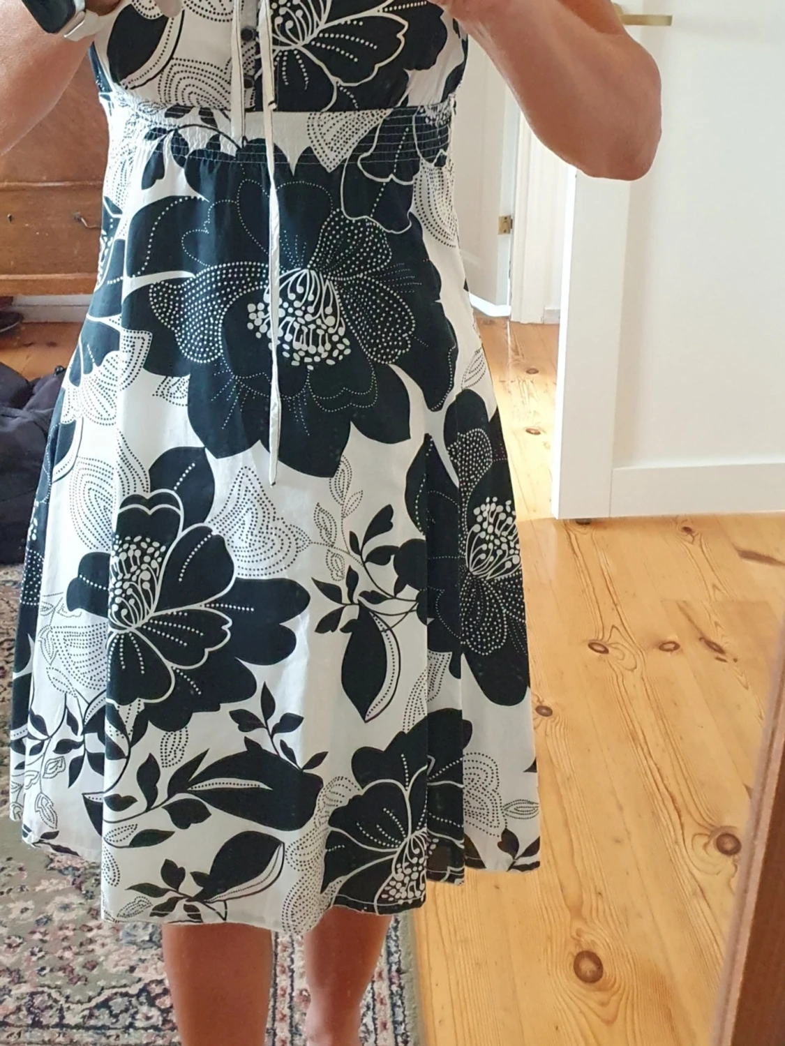Svartvit blommig sommarklänning
