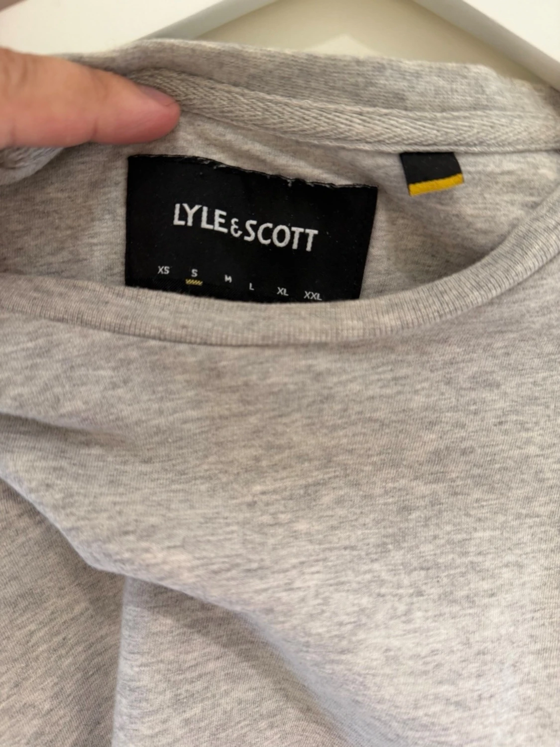 Grå t-shirt från Lyle & Scott - 1