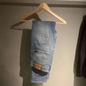 Nudie jeans  - Tja säljer nu ett par riktigt snygga nudie jeans med en bra passform samt snygg färg. Nypris runt 1500kr, storlek 31/32, skick: 8/10 en liiiten defekt som ni ser på sista bilden, men syns absolut inte vid användning. Bara att be om fler bilder så löser jag då jag tog dessa bilder lite snabbt. Hör av er för mer information! Mvh Simon