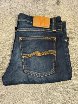 Mörkblåa Nudie Jeans - Mörkblåa Nudie Jeans||Skick 9/10||Storlek W30/L32||Modell Slim||Skriv vid minsta intresse||