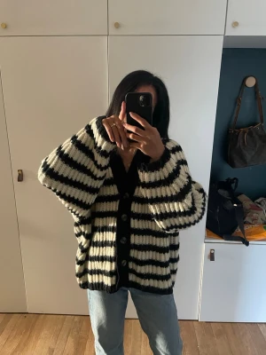 Stickad randig kofta från Gina tricot  - Storlek xs/s men lite oversize och mysig! Nopprig men det fixar man med en noppmaskin eller för hand! Slutsåld kofta 