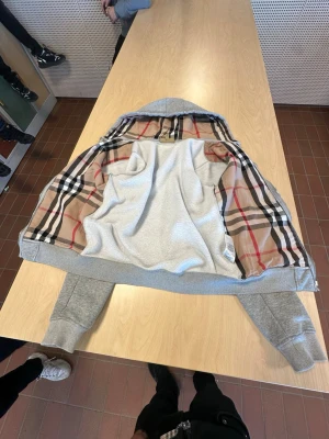 Burberry kofta - Snygg burberry kofta äkta,grå