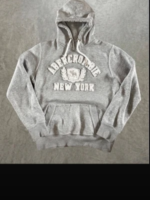 amercrombe & flitch hoodie  - köpt på vinted. den är i XL men sitter som M