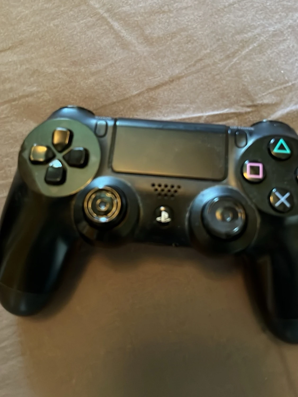 PlayStation 4 med handkontroll och spel - 2
