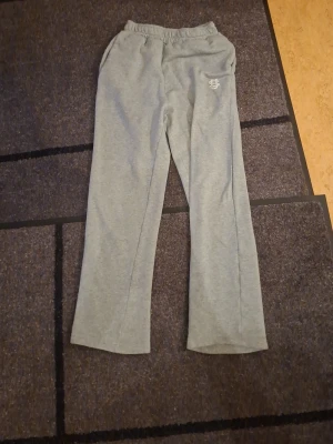 Grå mjukisbyxor med rak passform PRIS KAN DISKUTERAS!! - Grå mjukisbyxor från Suvene mjukt material size S PRIS KAN DISKUTERAS 