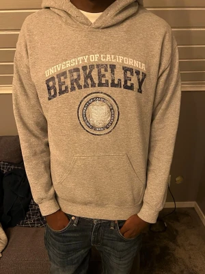 Grå Berkeley hoodie med tryck - Tvär snygg grå hoodie | Sorlek: S | Längd på han som bär hoodien: 178cm| Hör av er för frågor😁