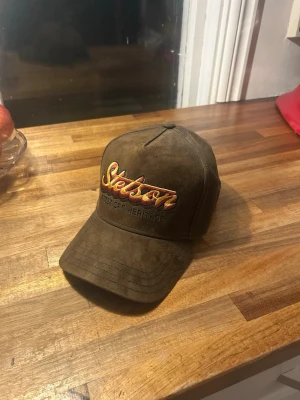 Stetson keps - Snygg keps, Testad en gång!                                          De är bara höra av dig vid frågor eller annat💌.              Passar bra till en present till farsan🤗
