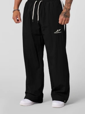 YoungLa  - Helga nya träningsbyxor från YoungLA med vit dragsko i midjan och vit logga på vänster ben. Storlek M. Byxorna har en vit rand längs ena sidan och är tillverkade i ett lätt, sportigt material. Avslappnad passform och raka ben ger ett par perfekta byxor för träning. 