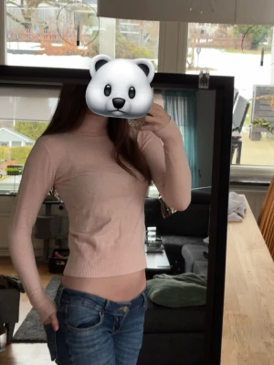 Ljusrosa Polotröja - Säljer en superskön och stilren topp från Cubus i storlek S. Ljusrosa/neutral nyans som passar till allt 🤍 Perfekt både till vardag och fest!  ✨ Mjukt och följsamt material ✨ Ribbad kvalitet med fin passform ✨ Stretchig och bekväm ✨ Långärmad med stilren design ✨ Fint skick  Sitter snyggt till jeans, kostymbyxor eller kjol. En perfekt basic som funkar året runt!  Hör av dig vid frågor 💕