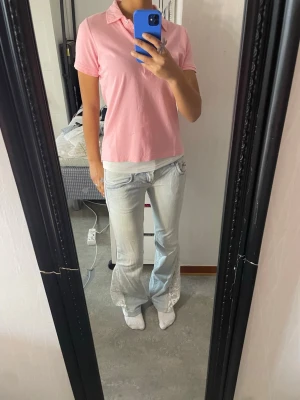 Rosa pikétröja  - En väldigt gullig rosa pikétröja i storlek S. Den är endast använd en gång💞