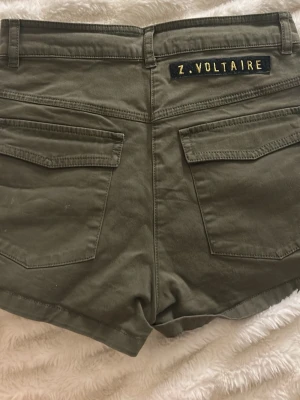 gröna shorts från zadig & voltaire - Snygga gröna shorts. Lite olivgröna. Inte så använda. Storlek XS. PostNord prioriteras.