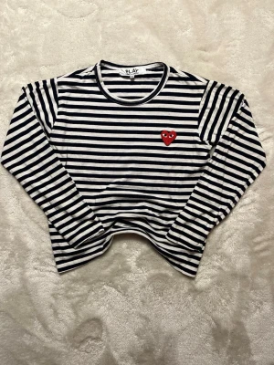 Comme Des Garcons tröja  - Hej! Jag säljer nu min tröja från Comme Des Garcons. Den är i storlek S. Jättefint skick. Hör av dig om du undrar något! 💕
