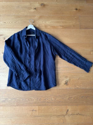 Massimo dutti skjorta - Säljer denna sjukt snygga Massimo dutti linne skjortan som knappast är använd, har använt under 10 gånger, str M, utmärkt skick, pris går att diskutera.