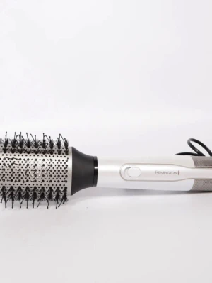 Remington rundborste med värme - Säljer en elektrisk rundborste från Remington i silver och svart. Borsten har metallcylinder med ventilationshål och täta borststrån, perfekt för att styla och forma håret. Handtaget är ergonomiskt och har en enkel knapp för att slå på och av.