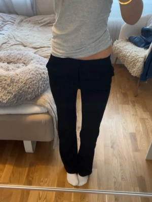 Kostymbyxor  - Svarta högmidjade bootcut kostymbyxor från Lindex💕