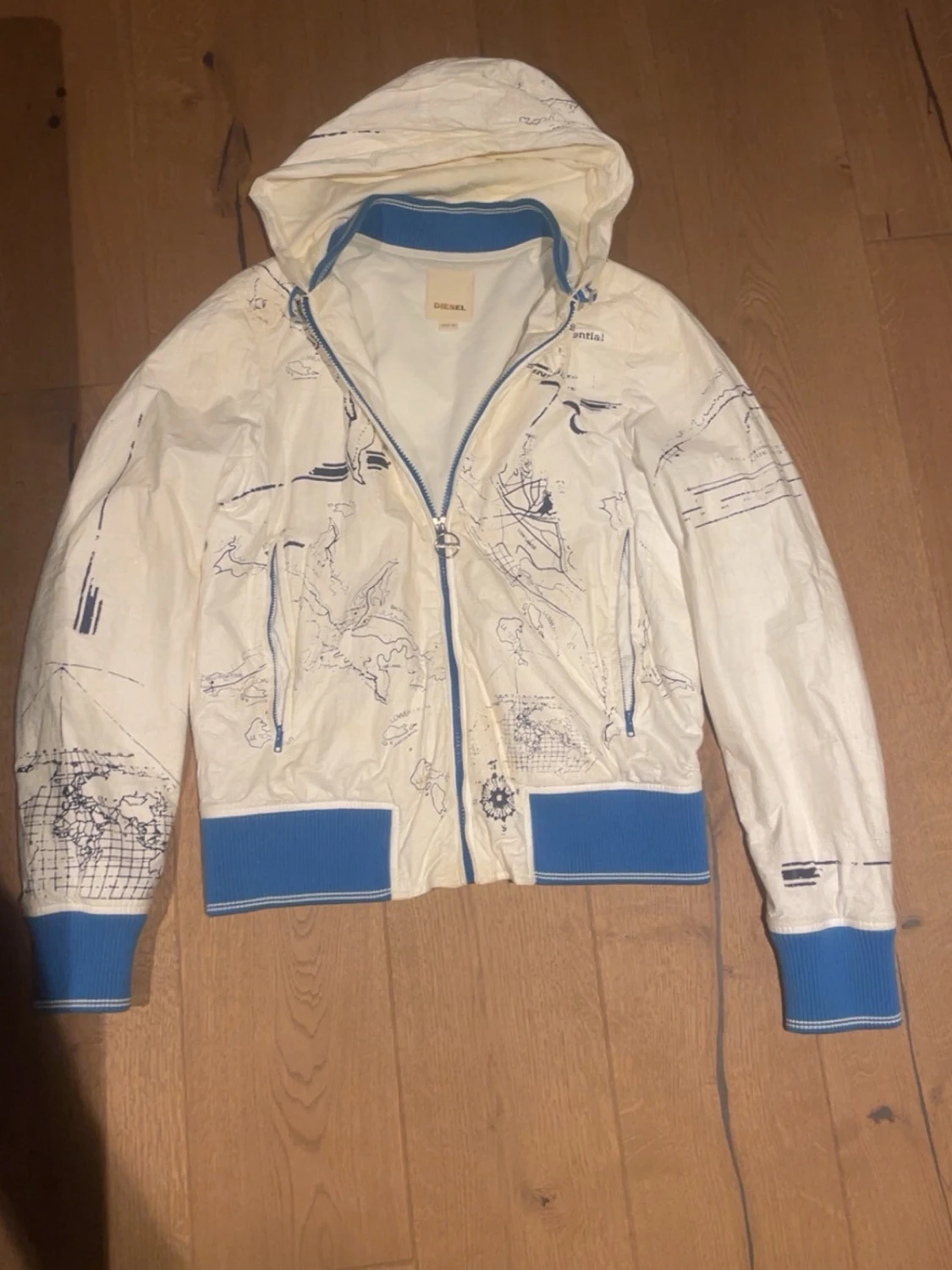 Vit vindjacka från Diesel med blå detaljer - 1