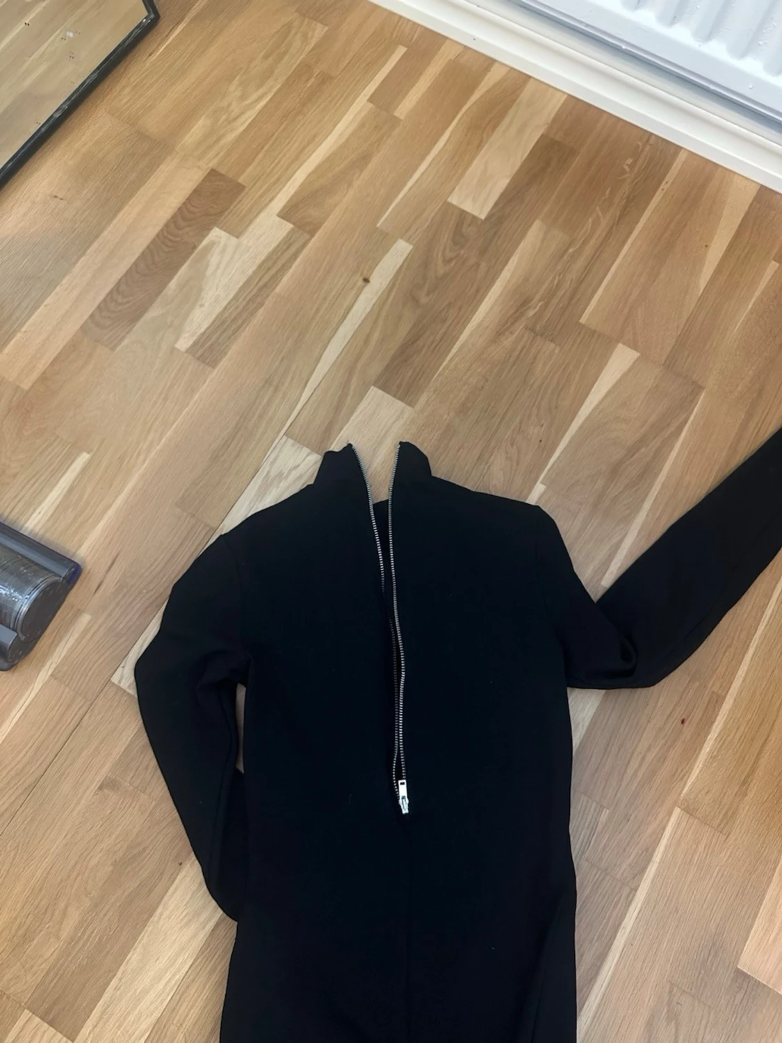 Svart långärmad klänning - 1