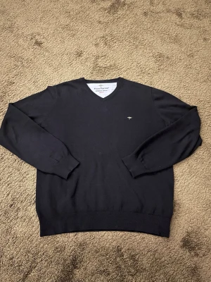 Fynch-Hatton v-neck  - Lite dålig kvalité på bilderna men är finare i verkligheten. Inte använd alls mycket. Marinblå färg, syns ej så tydligt på bilderna.