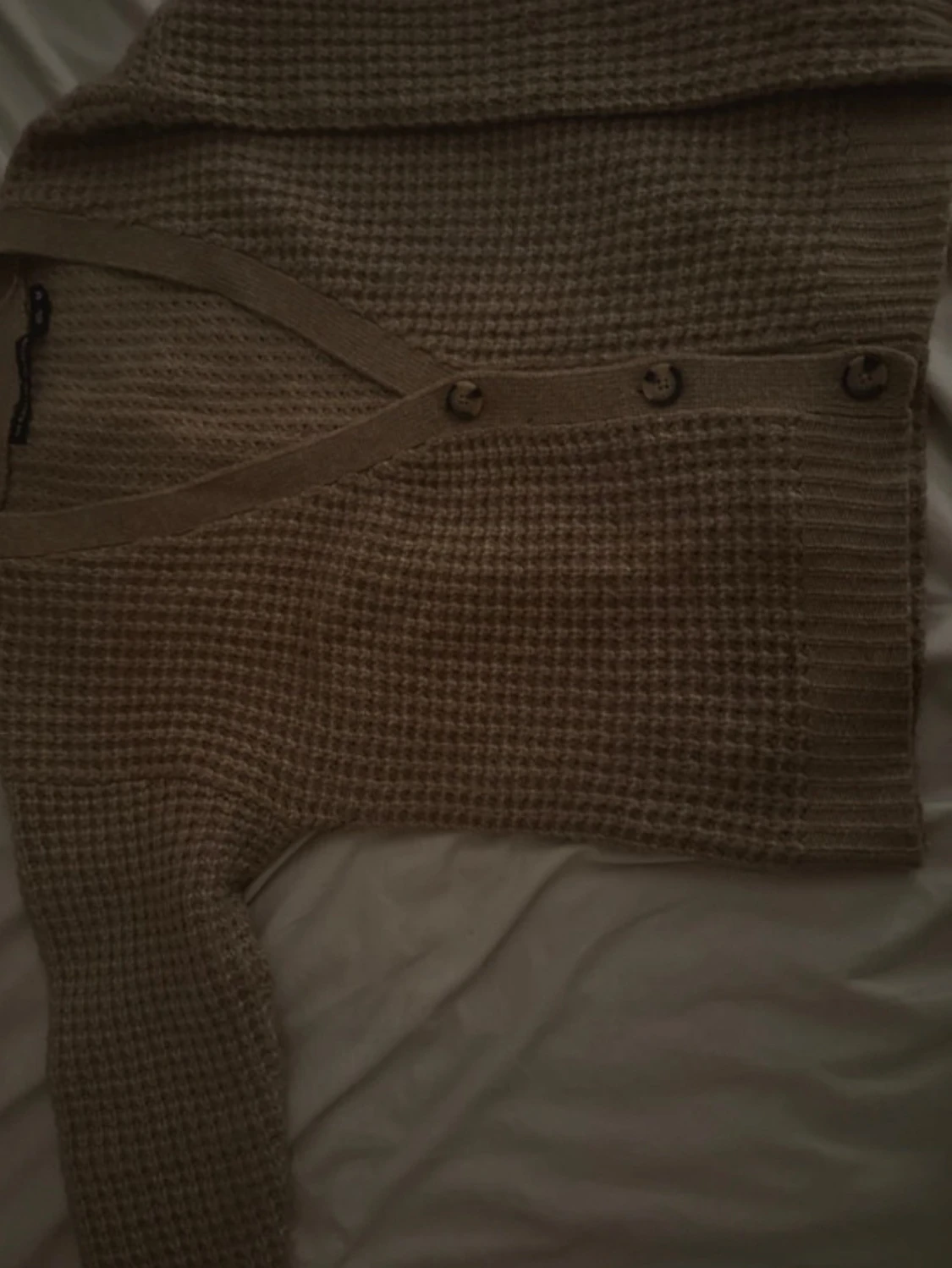 Beige stickad kofta med knappar - 1