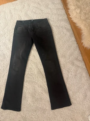 Svarta bootcut jeans från LTB - Säljer ett par svarta bootcut jeans från LTB, modell Valerie. Jeansen har klassisk femficksdesign, normal midja och lätt utsvängda ben. Materialet är mjukt och stretchigt denim som sitter snyggt. Perfekta till en avslappnad och trendig look.