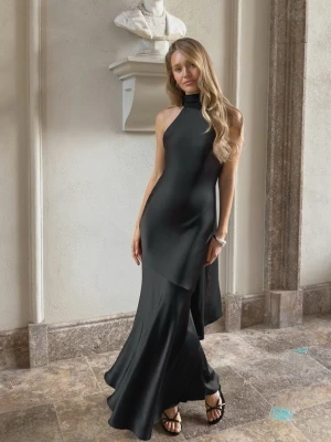 Balklänning - Helt ny slutsåld svart långklänning från Gina tricot, oanvänd med prislapp kvar. Verkligen sååå vacker i ryggen och går även att justera bandet runt halsen beroende på hur man vill att den ska sitta☺️ Vill ni ha fler bilder är det bara att skriva privat💕