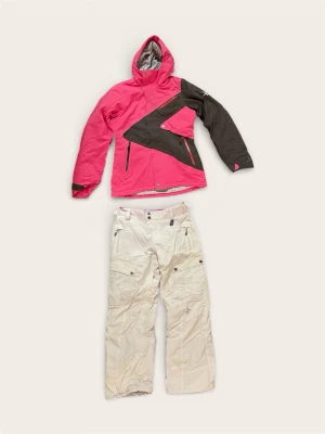 Skidställ (Dam): Rosa Cross Skidjacka & Vita Skidbyxor – Strl S - Säljer ett komplett skidställ från kvalitetsmärket Cross i damstorlek S. Rosa/mörkgrå jacka med matchande vita skidbyxor. Perfekt ställ för dig som letar efter en komplett utrustning för sen påskåkning, eller för dig som vill göra ett fynd inför nästa vinter. Säljes som ett komplett set.  Skick: Mycket fint skick på både jacka och byxor! Kommer från ett djur- och rökfritt hem.  Pris: 699 kr.  Finns i Bromma. Snabb och smidig affär prioriteras.
