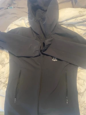 Haglöfs jacka - Svart haglöfs jacka, bra varmt material, perfekt för regn, använt max 3 gånger, Storlek M men sitter som S. Köpte för 799kr men säljer för 400❤️