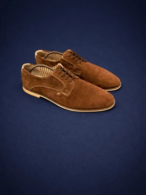 Bruna mockaskor - Säljer ett par stilrena skor i brun mocka med klassisk snörning och kontrastsömmar. Skorna har en låg sula i ljust gummi och randigt innerfoder för extra detalj. Perfekta för er grichare där ute!