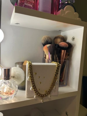 Fint halsband - guldkedja med pärlhängen - Säljer ett superfint halsband med tjock guldfärgad kedja och droppformade vita pärlhängen. Halsbandet har en trendig och lyxig vibe, perfekt för att lyfta vilken outfit som helst. Gulpläterat med pärlimitationer. Inget synligt märke. 
