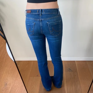 Lågmidjade bootcut jeans  - Mörkblå jeans ifrån Ltb som passar till allt!💙 Midjemått rakt över: 35 cm,  innerbenslängd: 78 cm