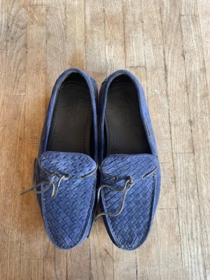 Bottega veneta loafers - Riktigt stilrena seglarskor/loafers av märket bottega veneta.  Använda ett fåtal tillfällen i ett mycket gott skick. Självklart äkta, kvitto från Vestaire finns om det önskas.