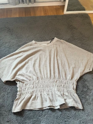 Hm topp - Säljer en jätte fin topp/t-shirt från hm i en ljus beige färg. Toppen är i storlek XL men är mindre i storleken, jag skulle uppskatta den som en M/L. Tveka inte att höra av er om ni undrar över något!❣️❣️ pris kan alltid diskuteras ❣️❣️