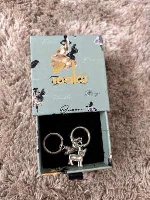 Så söta örhängen med hundar från Ioaku  - Säljer ett par unika silverfärgade örhängen från Ioaku.Perfekta för dig som gillar söta och annorlunda accessoarer.De är i oanvänt skick eftersom de har aldrig använts! Nypris : ca 400kr 