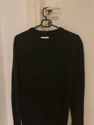 Marinblå  merinoullströja These Glory Days - Klassisk marinblå stickad tröja från These Glory Days i Superior Merino. Storleken är egentligen L men tröjan passar S/M