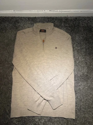 Beige stickad tröja Morris - Half zip i 100% merino ull från Morris. Mycket bra skick. Nypris ligger på 1700kr. Storleken är S-M. Äkta stickad tröja från Morris.