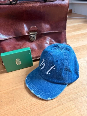 Bristol Textiles keps - Säljer nu en asfet jeans keps från Bristol Textiles i mycket bra skick✅Mycket skön till soliga dagar👍Var inte rädd för att ställa fler frågor💯