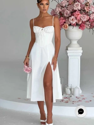  Babyboo Deanna Midi klänning  - Vacker babyboo klänning med smala justerbara axelband. Klänningen har en inbyggd korsett som man kan justera så att man får en snygg snatched form. Klänningen är bara använd en gång. Den säljs då den var tyvärr för liten i bystet för mig.