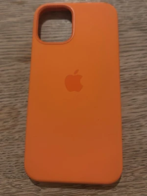 Två Apple silikon skal i orange & rött - Säljer två snygga mobilskal från Apple, ett i starkt orange och ett i rött. Båda är tillverkade i mjukt silikon med Apples logga på baksidan och har öppning för kameran. Perfekt för dig som vill ge din iPhone en färgstark look. Mangnet på innersidan