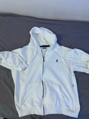 Vit Fleece Polo  - Sparsamt använt, snygg och bekväm 👍🏼(Står L men är som S i storleken )