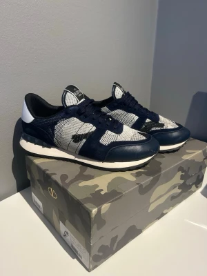 Mörkblåa Valentino Rockrunners - Säljer nu dessa otroligt snygga Valentino Rockrunners. Som är i mycket bra skick (se noga på bilderna). Allt på bilderna följer med! Pris går att diskutera vid snabb och smidig affär✅Hör av er ifall ni vill ha fler bilder!