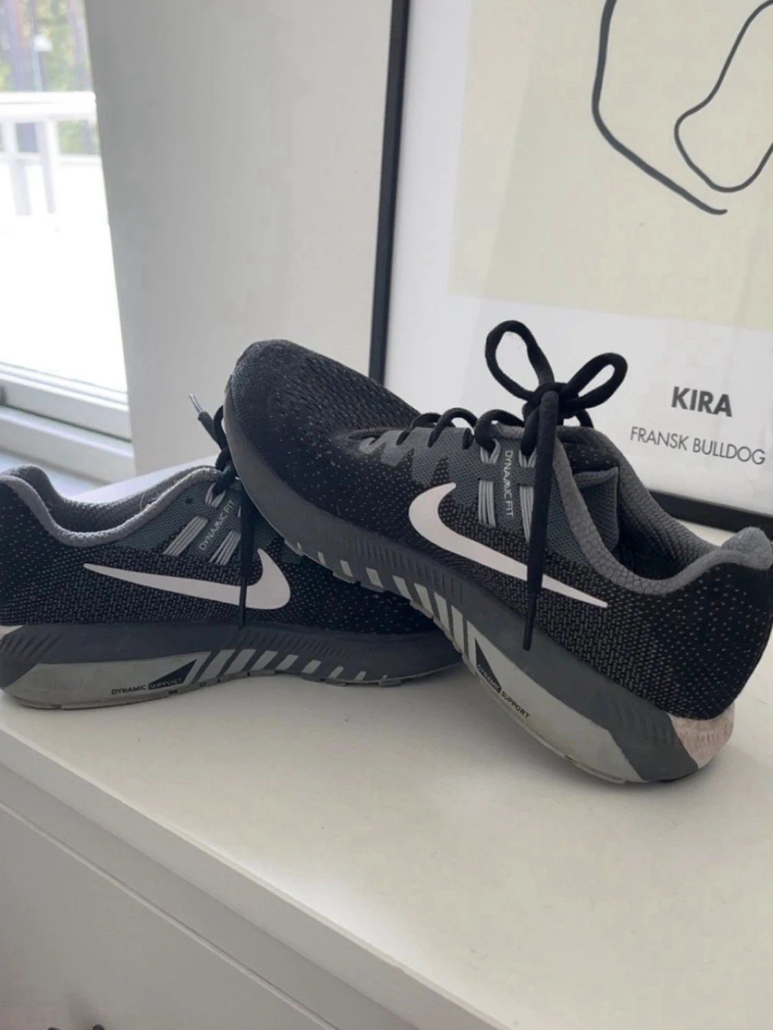 Svarta Nike träningsskor